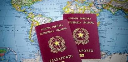 immagine che ritrae due passaporti sopra un mappamondo